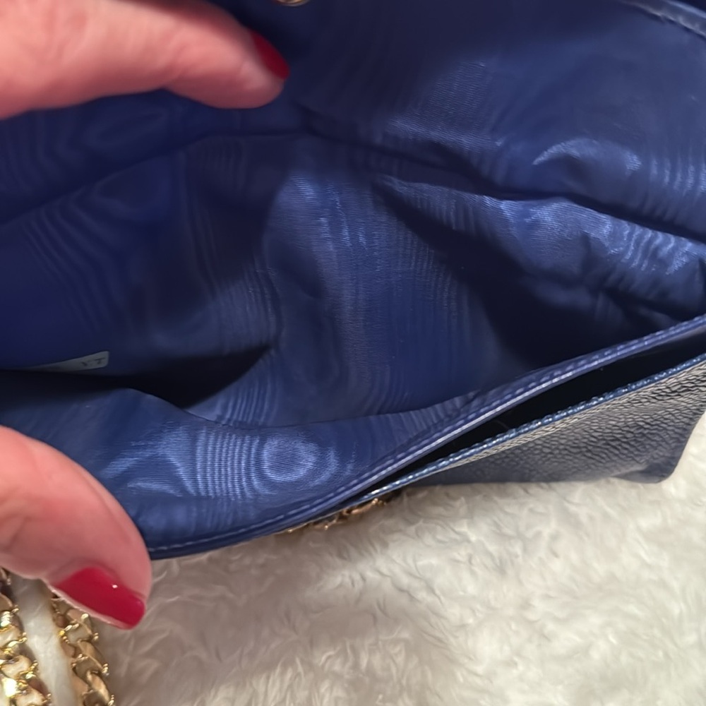 CHANEL Navy Blue Crossbody Bag with Gold Chain - Picture 5 of 16